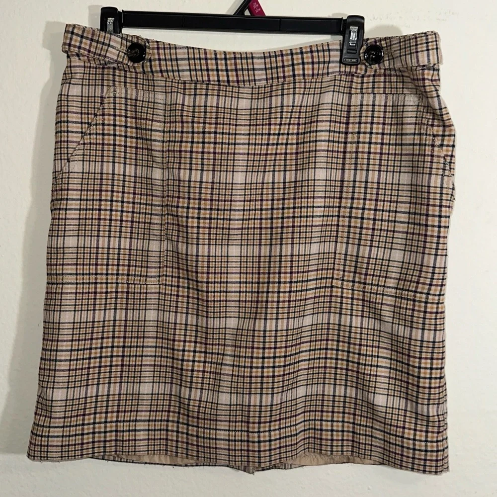 Classic Plaid Knee-Length Skirt with Button Detail